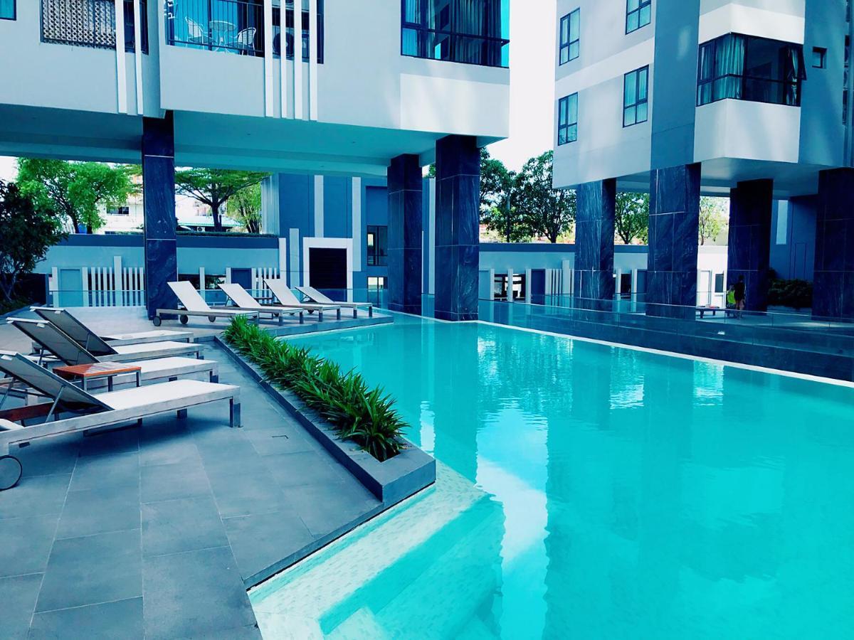 The Base Seaview Holiday Inn Pattaya Exterior foto